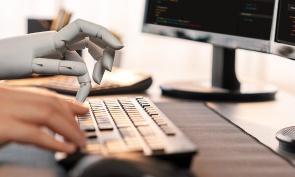 Tem medo de perder o emprego para a IA? Metade dos trabalhadores diz que sim; veja como se atualizar