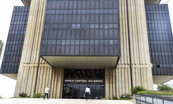 Boletim Focus: mercado eleva projeção de inflação e reduz do PIB e Sel