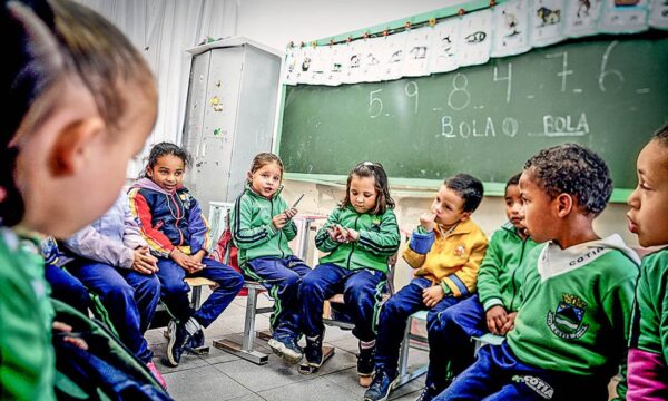 Estudar com IA piora as notas dos alunos, aponta relatório da OCDE