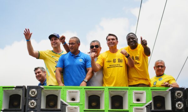 Flávio Bolsonaro diz que operação sobre Dark Horse é ‘tentativa de int