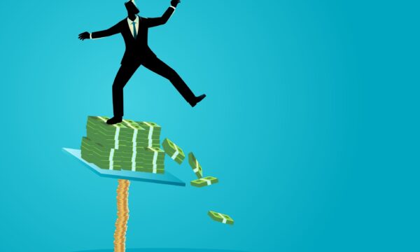 Crédito caro, dificuldade de refinanciamento e queda no caixa aumentam