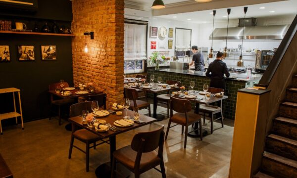 Bares e restaurantes crescem pelo 11º mês seguido, mas margens ficam m