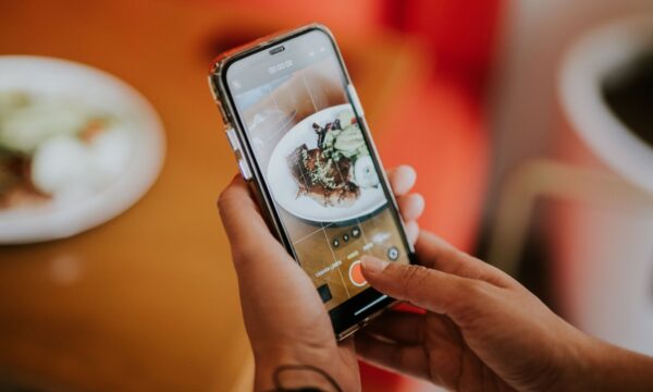 Por que restaurantes nos EUA estão confiscando celulares dos clientes