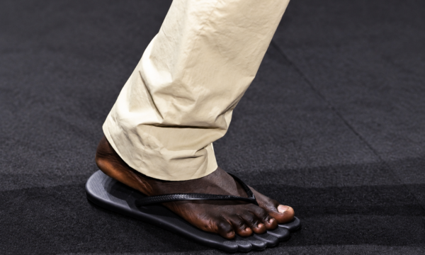 Havaianas ganha ‘sexto dedo’ em colaboração com MM6 Maison Margiela