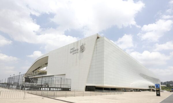 Corinthians fica 260% acima do orçamento previsto e acumula dívidas de