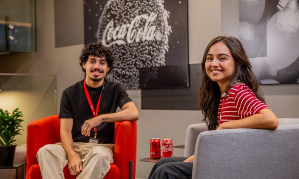 Coca-Cola FEMSA abre 1.000 vagas para o verão e ainda ensina a montar