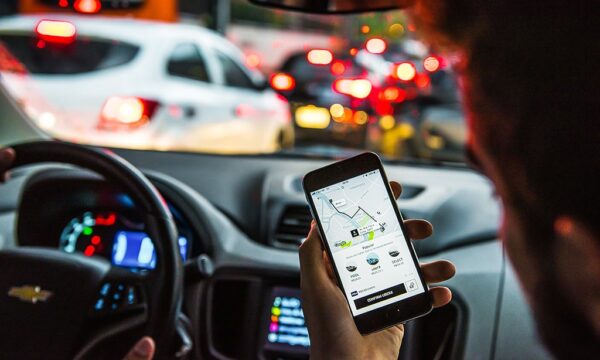 Em novo aceno a trabalhadores de app, governo Lula vai regulamentar al