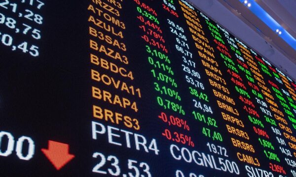 Ibovespa cai 1% e perde os 184 mil pontos com recuo de blue chips e dólar sobe a R$ 5,19