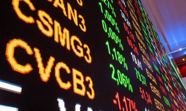 Ibovespa dispara com cenário eleitoral e ações de bancos e Vale; dólar