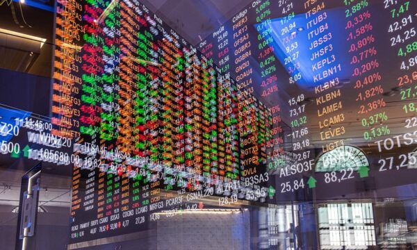 Ibovespa sobe 1,30% com petróleo e Petrobras em forte alta; dólar recu