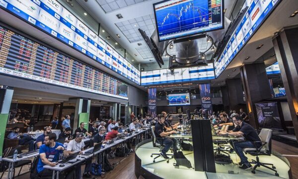 Ibovespa mantém rali com ‘trade eleitoral’ e alta de Petrobras e banco