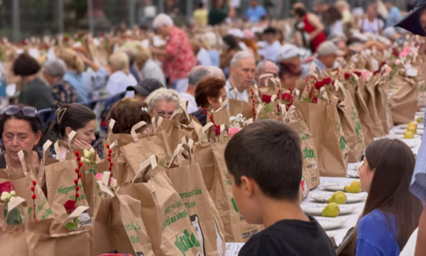 Evento reúne 20 mil pessoas em mesa de 5km para quebrar recorde do Guinness