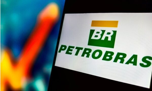 Petrobras pode cair na eleição, mas dividendo de 14% deve segurar a aç