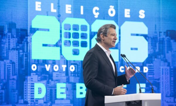 Tarcísio falta ao debate da Record, e Haddad fala em virada mesmo com