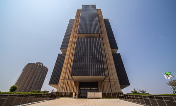 BC corta a Selic pela 5ª vez seguida e taxa de juros no Brasil cai par