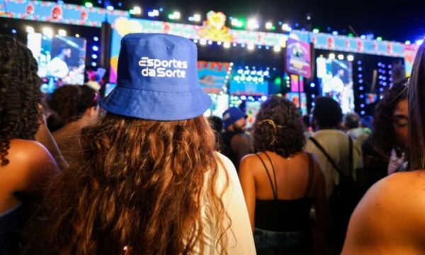 Além do futebol: como as bets ocupam TV, festivais, Carnaval e ruas