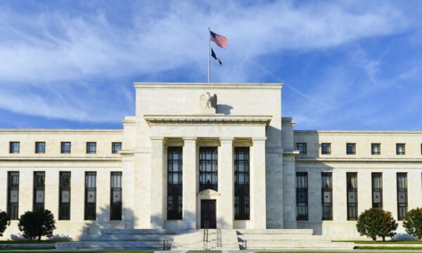Fed sobe juros pela 1ª vez desde 2023 e sinaliza mais uma alta; Bitcoin vai a US$ 75 mil