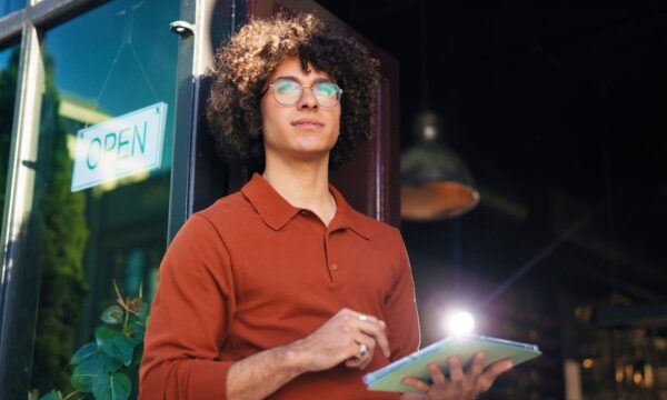 Como o franchising usa tecnologia para ganhar escala sem inflar a gest