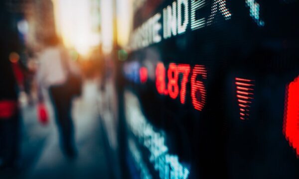 Ibovespa cai e dólar sobe com aversão global ao risco e crise no STF n