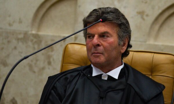 Fux suspende decisão de Dino e manda derrubar posts sobre Nossa Senhor