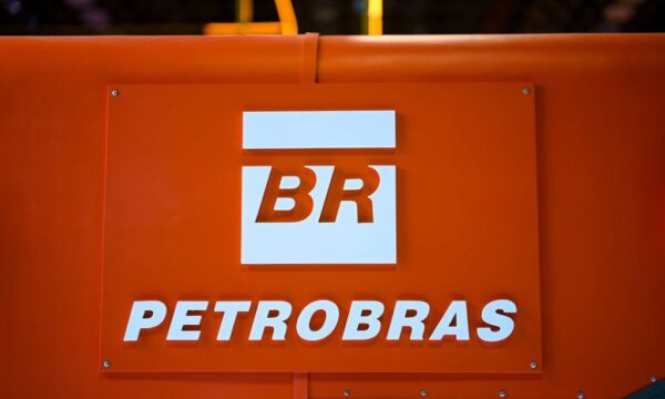 Petrobras fecha acordo para explorar oito blocos de petróleo na Costa