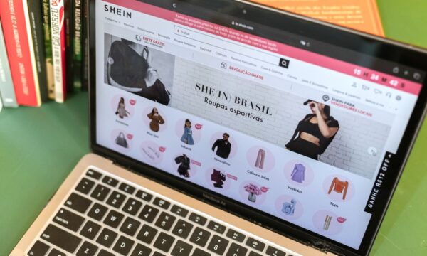 Taxa das ‘blusinhas’ pode voltar? Como fica comprar no exterior com a