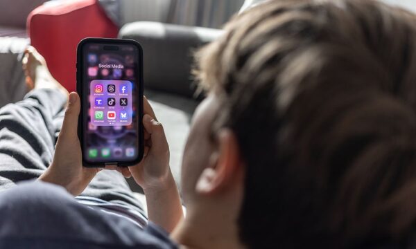 Novas regras na China miram proteção de menores no ambiente digital