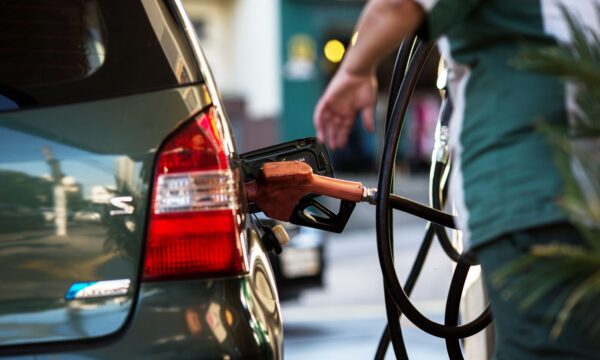 Combustível nos EUA está mais caro do que nunca. Por que isso acende a