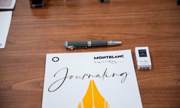 Escrever para lembrar: com a Montblanc, Saint Paul convida alumnis a trocarem a tela pela caneta