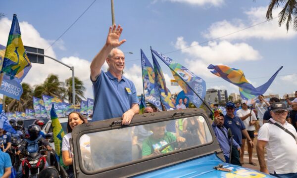 Ciro Gomes refaz alianças e deixa pauta nacional de lado para tentar v