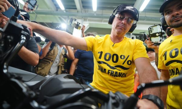 Flávio Bolsonaro diz ter ‘muita tranquilidade’ após revelação de investigação no caso Dark Horse
