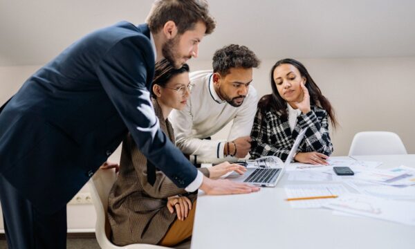 A sua empresa está usando IA ou se transformando por meio dela?