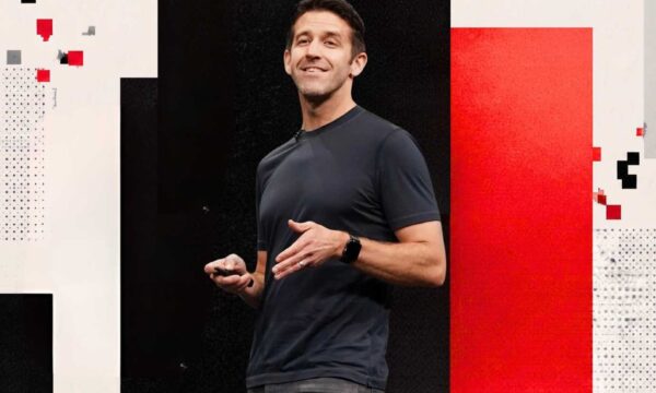 Arquiteto do iPhone, John Ternus estreia no comando da Apple com lucro