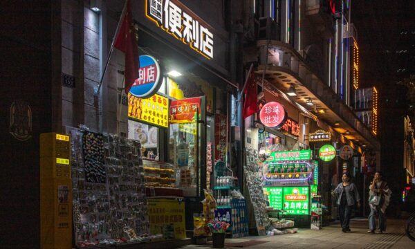 A ‘guerra fria da IA’: China acusa Claude de usar segurança como prete
