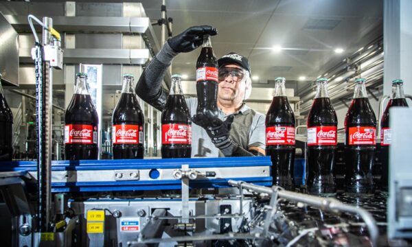 A fábrica que mais produz Coca-Cola no mundo fica no Brasil e vai crescer mais