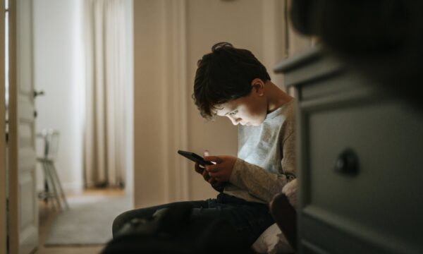 Governo mira 13 apps de ‘namorados de IA’ por riscos a crianças e adolescentes
