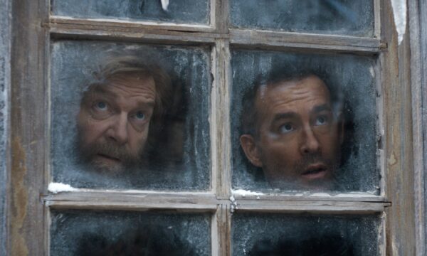 Em ‘Mayday’, Ryan Reynolds e Kenneth Branagh redefinem a amizade masculina
