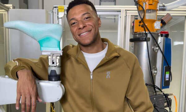 Mbappé deixa a Nike e assina com a On, que estreia no futebol em 2027