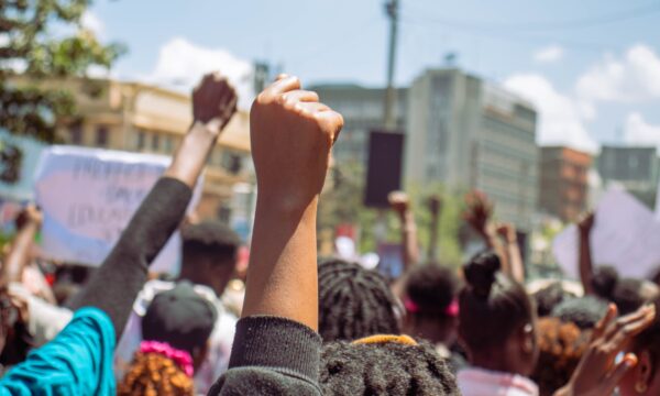 Vozes: mulheres enfrentam obstáculos na política, mas “irmãos” seguem