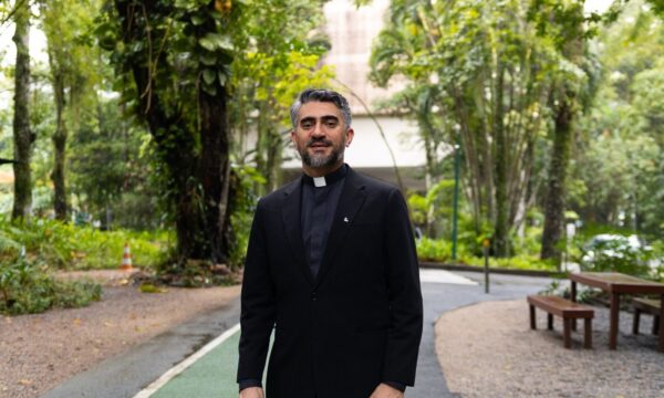 Como este padre tirou uma universidade do vermelho e a levou para o clube do bilhão