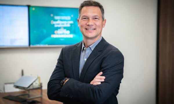 Aos 49 anos, empresa de tecnologia compra plataforma de IA e pavimenta