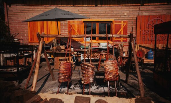 Em 20 dias, gaúchos param tudo para comer 60 toneladas de carne em festa que movimenta R$ 70 milhões