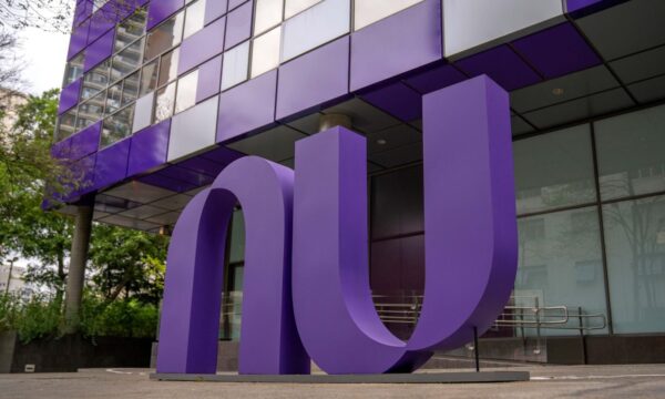 Nubank mira Europa e negocia compra do banco digital Monzo, diz Bloomberg