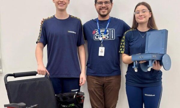 Estudantes usam IA para controlar cadeira de rodas com expressões faci