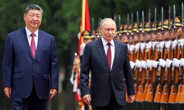 EUA aprovam sanções contra Rússia, e Ucrânia anuncia orçamento militar recorde