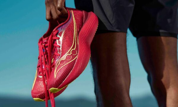A marca de tênis que cresceu 239% e ameaça o domínio de Nike e Adidas