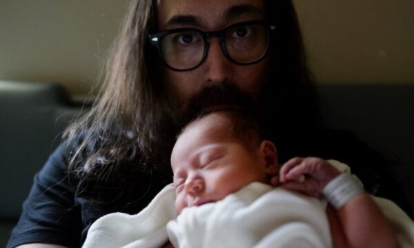 Neto de John Lennon: Sean Ono Lennon anuncia a chegada do primeiro filho