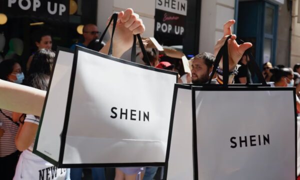 A França quer encarecer a moda da Shein — e mudar o jeito de comprar roupas