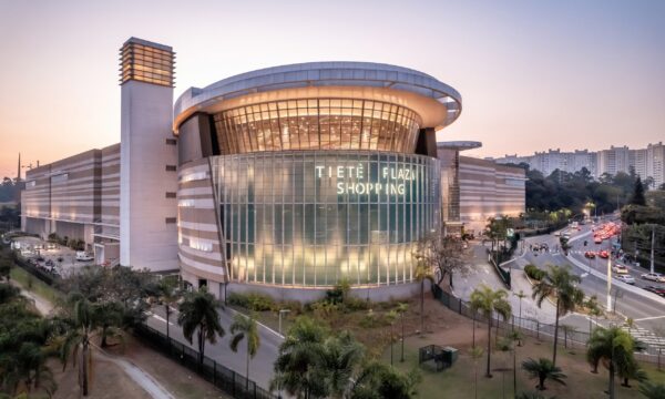 IA de shopping atende 83% dos clientes como humana — e até aprendeu ár