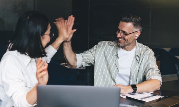 Como fazer amizades no trabalho pode transformar a carreira